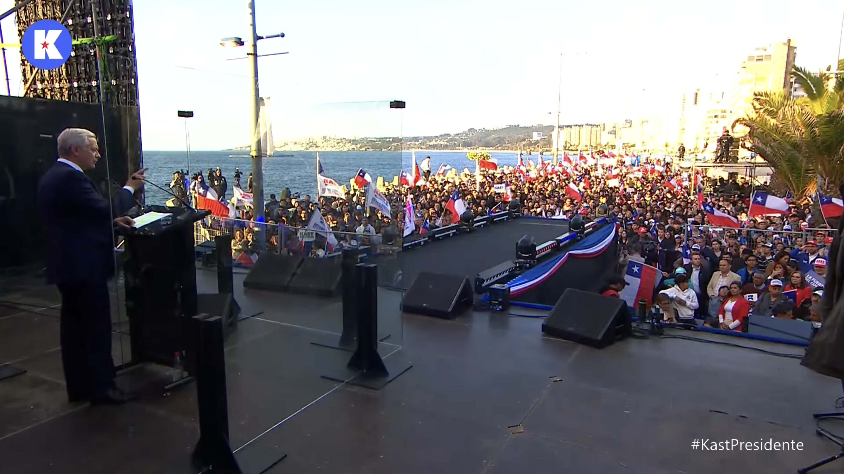 A lo Donald Trump: Kast da discurso detrás de un vidrio blindado por seguridad